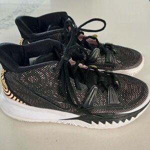 Nike Kyrie Basketball Shoe